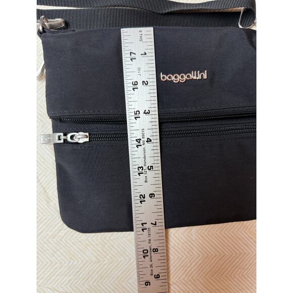 Baggallini Flip Zip Medium Crossbody Bag Black Adjustable Strap *READ - Picture 14 of 15